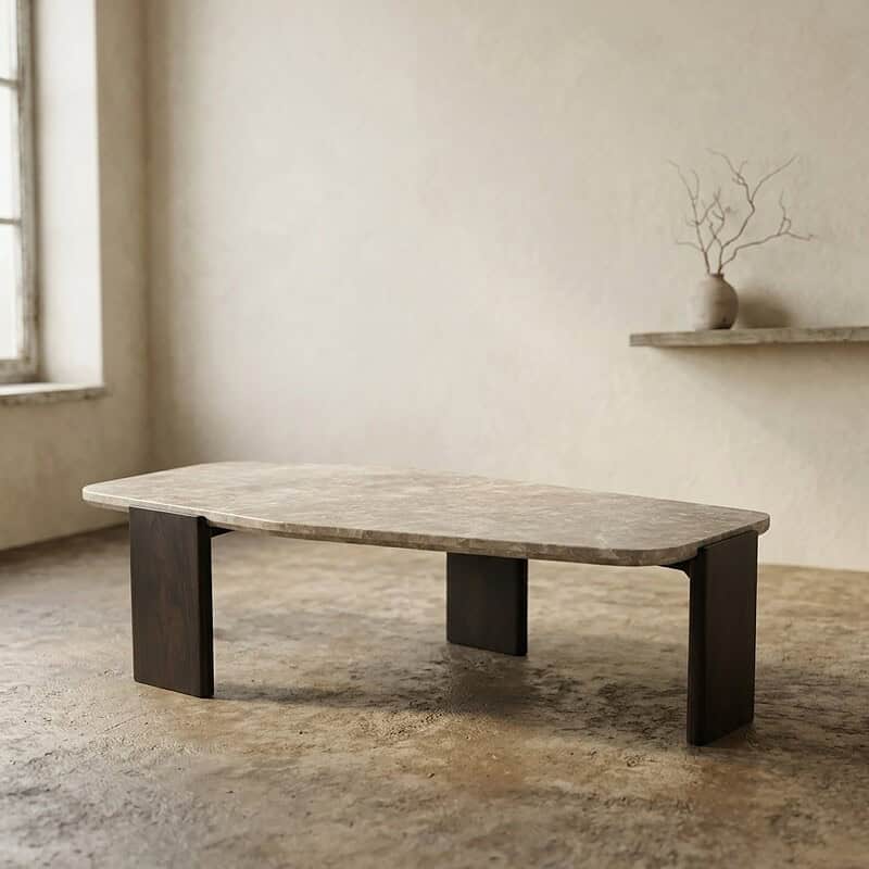 Moderne eettafel met een blad van natuursteen en stevige houten poten, perfect voor een stijlvolle en duurzame eetruimte.