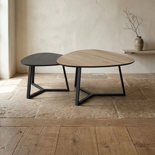 Moderne houten salontafels set met zwart metalen onderstellen, perfect voor een eigentijdse woonkamer.