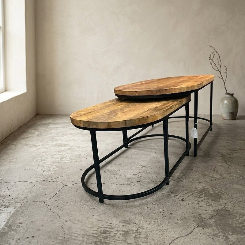 Moderne eettafel set met natuurlijke houten bladen en zwart metalen frame, perfect voor een stijlvolle eetkamer of woonkamer.