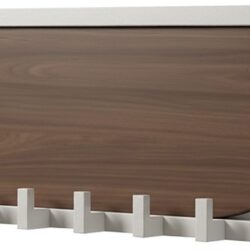 Detail van Santa Cruz kapstok brown walnut gelakt mangohout met beige gepoedercoat haken