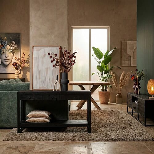 Ein modernes Wohnzimmer mit Möbeln von Mokana, grünen Pflanzen und Deko-Accessoires für eine stilvolle und gemütliche Atmosphäre.