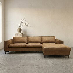 Luxe leren hoekbank in bruin met chaise longue, perfect voor moderne woonkamers, gecombineerd met minimalistische decoratie en natuurlijke elementen.