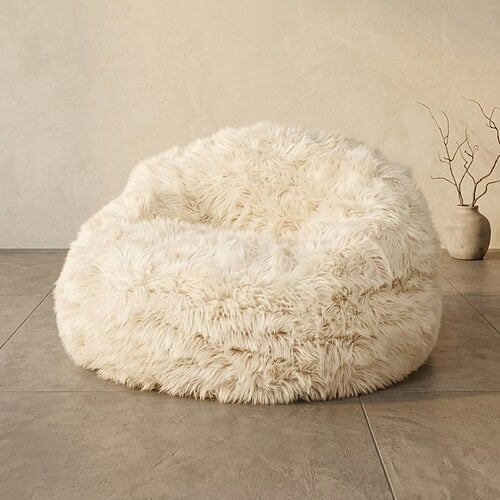 Luxe kunstleren fauteuil met zachte pluche bekleding, perfect voor een gezellige en stijlvolle woonkamer. Gemaakt van hoogwaardig materiaal voor comfort en duurzaamheid.