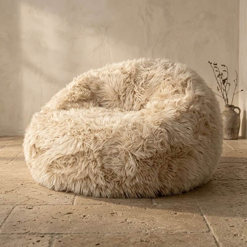 Comfortabele fluffy fauteuil met zachte, wollige bekleding, perfect voor een gezellige zithoek in de woonkamer. Ideaal voor ontspanning en stijlvol interieur.