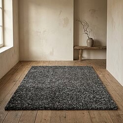 Donkere, zachte tapijt op houten vloer in minimalistische kamer met een eenvoudige houten bank en een vaas met takken, perfect voor stijlvolle interieurdecoratie.