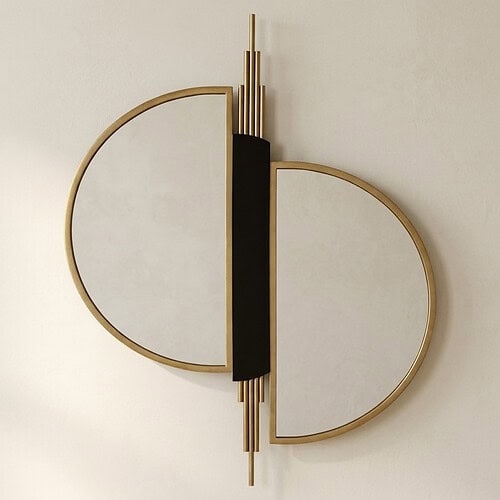 Moderne wanddecoratie met geometrisch ontwerp, bestaande uit ronde en rechte lijnen in goud en zwart, perfect voor een eigentijdse interieurstijl.