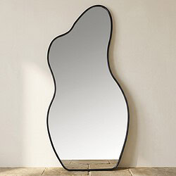 Unieke spiegel in de vorm van een vrouwelijk silhouet met zwart frame, perfect voor moderne interieurdecoratie en stijlvolle ruimtes.