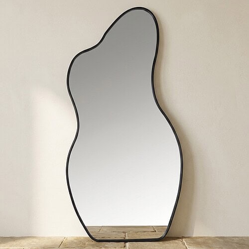 Unieke spiegel in de vorm van een vrouwelijk silhouet met zwart frame, perfect voor moderne interieurdecoratie en stijlvolle ruimtes.