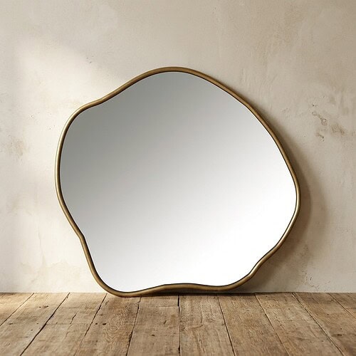 Kunstzinnig spiegelontwerp voor moderne interieurdecoratie Unieke, asymmetrische spiegel met gouden rand voor stijlvolle woonruimtes.