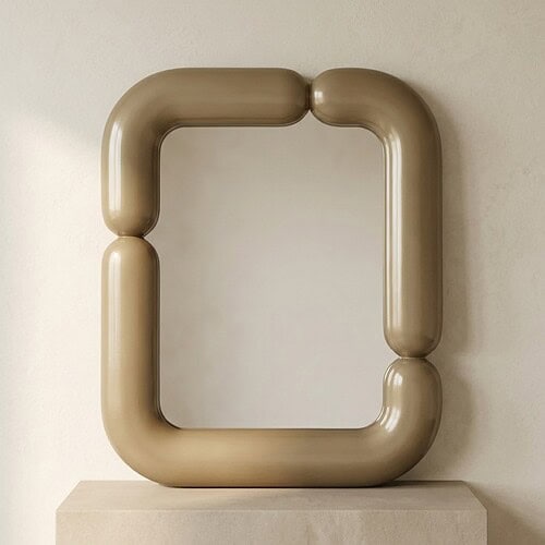 Modern geometrisch spiegel met afgeronde hoeken, gemaakt van luxe beige kunststof, geschikt voor woonkamer of slaapkamer, design meubelstuk.