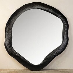 Modern ronde spiegel met uniek zwart houten frame, perfect voor een eigentijdse interieurdecoratie. Geschikt voor woonkamer, slaapkamer of hal.