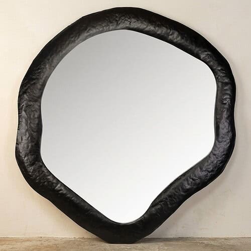 Spiegel met zwart houten frame Modern ronde spiegel met uniek zwart houten frame, perfect voor een eigentijdse interieurdecoratie. Geschikt voor woonkamer, slaapkamer of hal.