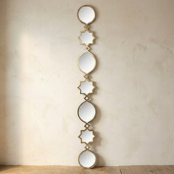 Elegante houten spiegelwand met geometrische vormen, perfect voor moderne interieurs en decoratie. Handgemaakt en duurzaam, voegt stijl en functionaliteit toe aan elke ruimte.