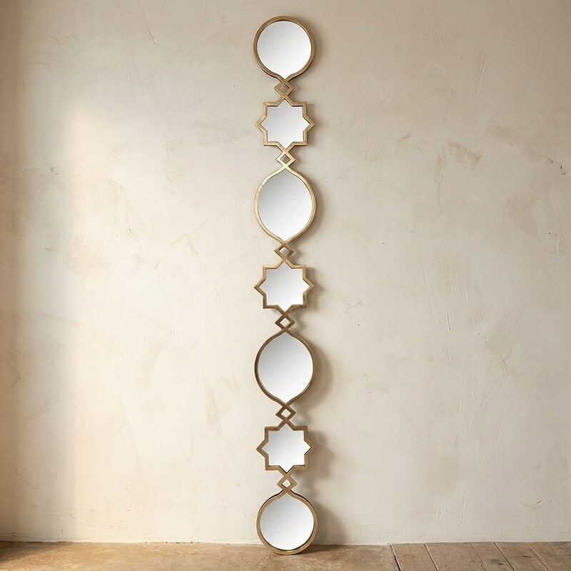 Elegante houten spiegelwand met geometrische vormen, perfect voor moderne interieurs en decoratie. Handgemaakt en duurzaam, voegt stijl en functionaliteit toe aan elke ruimte.