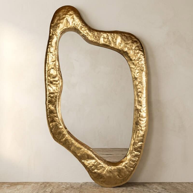 Unieke gouden sculptuur spiegel met een organische, abstract vorm, perfect voor moderne interieurdecoratie en het toevoegen van een luxe uitstraling aan elke ruimte.