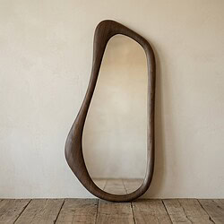 Elegant houten wandspiegel met natuurlijke afwerking, perfect voor moderne en landelijke interieurs. Handgemaakt meubelstuk dat stijl en functionaliteit combineert.