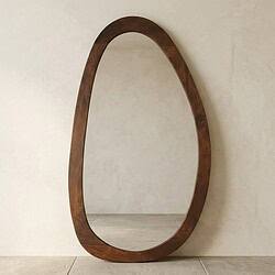 Elegante houten spiegel met een unieke ovale vorm, perfect voor moderne interieurs en decoratie. Gemaakt van hoogwaardig hout voor een natuurlijke uitstraling.