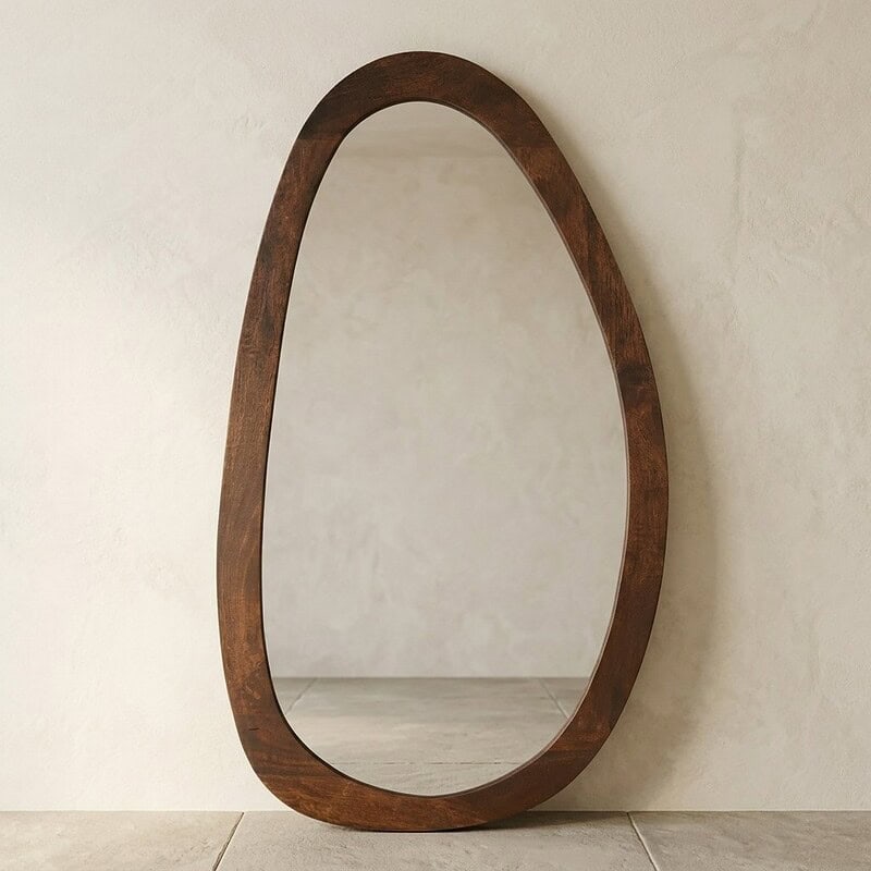 Elegante houten spiegel met een unieke ovale vorm, perfect voor moderne interieurs en decoratie. Gemaakt van hoogwaardig hout voor een natuurlijke uitstraling.