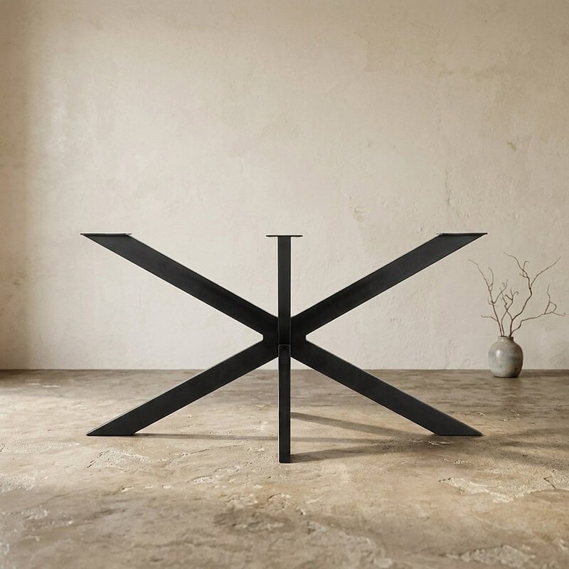Moderne zwarte houten salontafel met unieke kruisvorm, perfect voor een eigentijdse woonkamer. Gemaakt van hoogwaardig hout, combineert functionaliteit met stijl.