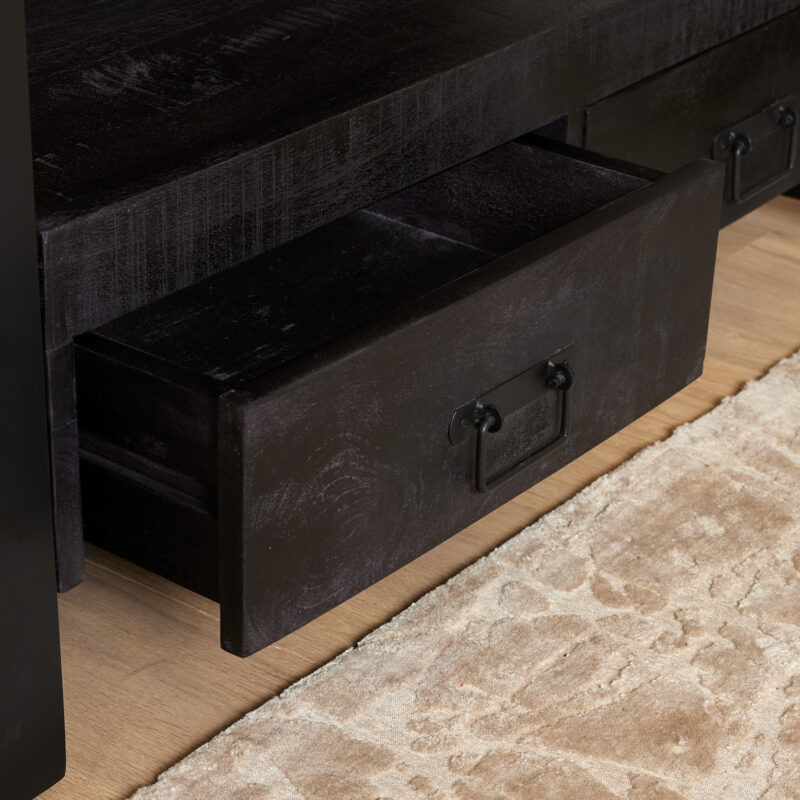 Tv meubel Boaz zwart mangohout in modern woonkamer interieur