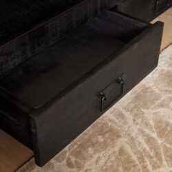 Tv meubel Boaz zwart mangohout met metalen frame in modern interieur