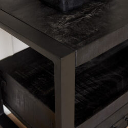 Zwarte metalen handgrepen en laden van tv meubel Boaz in mangohout