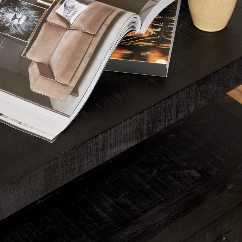 Tv meubel Boaz zwart mangohout in modern interieur met decoratie en televisie