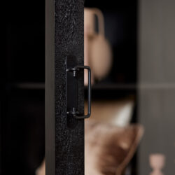 Vitrine Boaz, schwarz, Mangoholz, Seitenansicht, mit zwei Schubladen und vier Türen