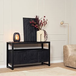 Elegant zwart dressoir van mangohout met 135 cm breedte, perfect voor moderne woonkamers, met opbergmogelijkheden en stijlvolle uitstraling.