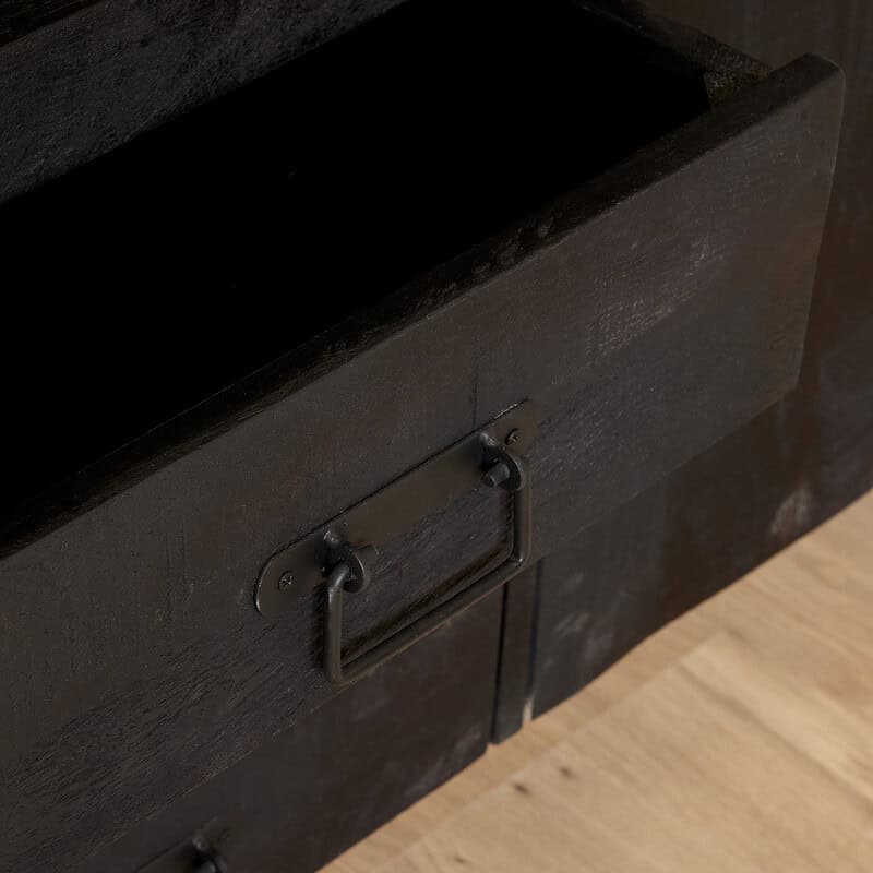 Dressoir Boaz in zwart mangohout met metalen handgrepen, modern en robuust meubelstuk voor woonkamer of eetkamer.
