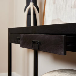Zijaanzicht sidetable Boaz zwart mangohout met zwart metalen onderstel