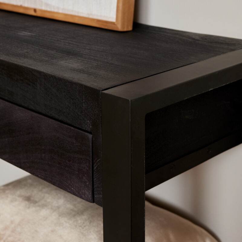 Close-up houtstructuur sidetable Boaz zwart gelakte mangohouten stroken