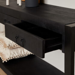 Zijaanzicht sidetable Boaz zwart mangohout met zwart metalen onderstel