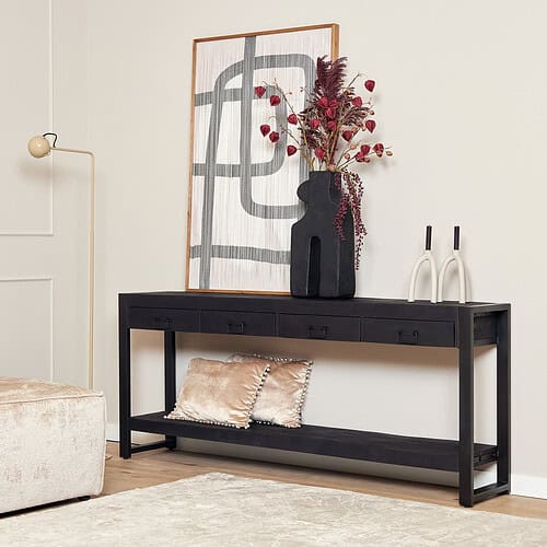 Elegante zwarte console tafel van Mokana Meubelen met decoratieve vazen en kunstwerk, perfect voor een stijlvolle woonkamer of entree.