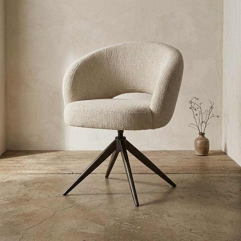 Moderne Mokana fauteuil met draaibaar onderstel, perfect voor een stijlvolle en comfortabele zithoek.