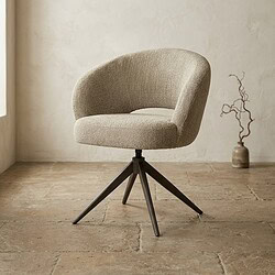 Comfortabele beige fauteuil met ronde rugleuning en houten pootjes, perfect voor een stijlvolle woonkamer of kantoorruimte.