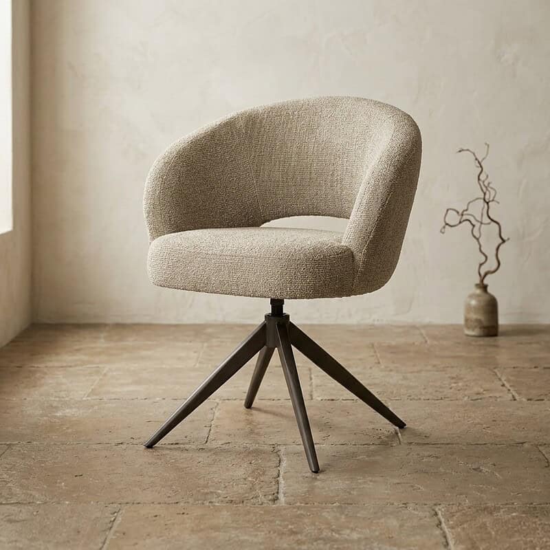 Comfortabele beige fauteuil met ronde rugleuning en houten pootjes, perfect voor een stijlvolle woonkamer of kantoorruimte.