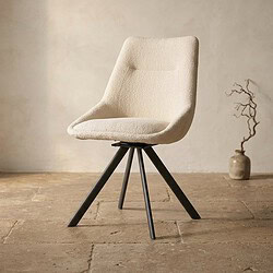 Moderne beige eetkamerstoel met comfortabele bekleding en houten poten, perfect voor een stijlvolle en gezellige eetkamer of woonkamer.