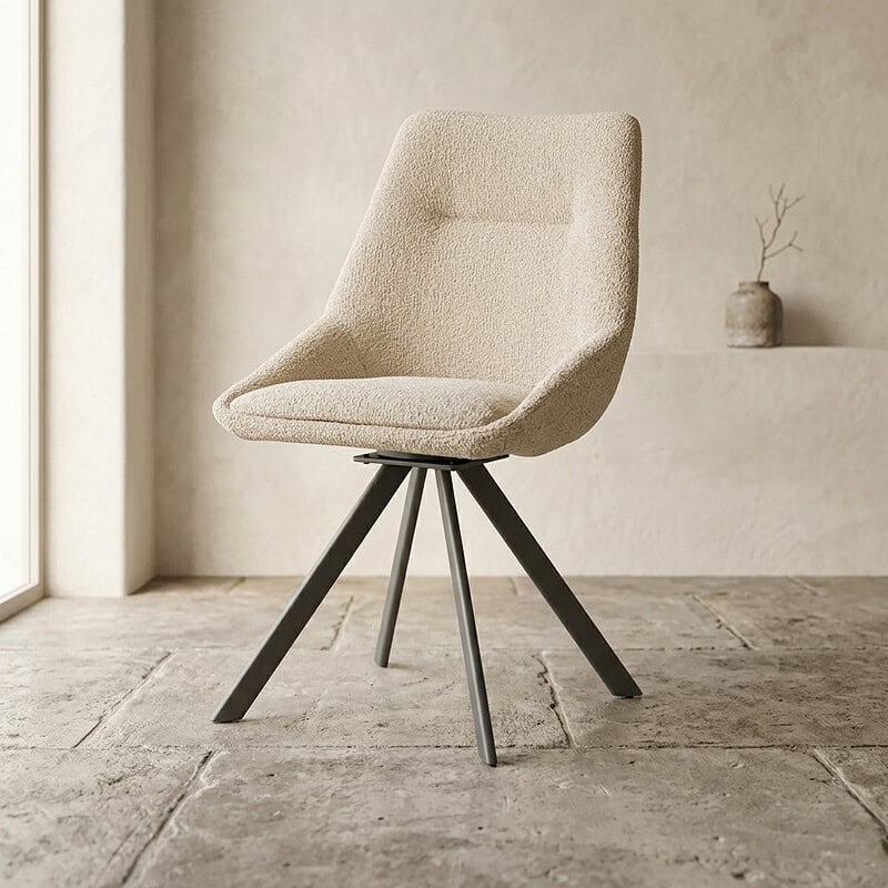 Moderne beige eetkamerstoel met comfortabele bekleding en zwart houten poten, perfect voor een stijlvolle en gezellige eetruimte.