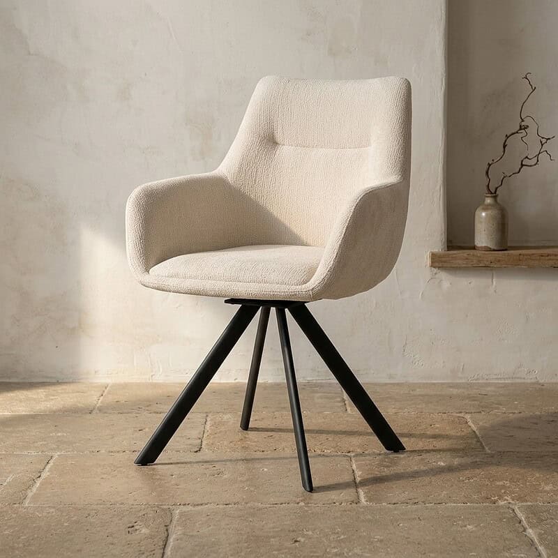 Moderne houten eetkamerstoel met beige stoffen bekleding en zwarte houten poten, geschikt voor een stijlvolle eetkamer of kantoorruimte.