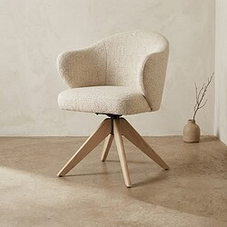 Moderne beige fauteuil met comfortabele bekleding en houten poten, perfect voor een stijlvolle en gezellige zithoek.