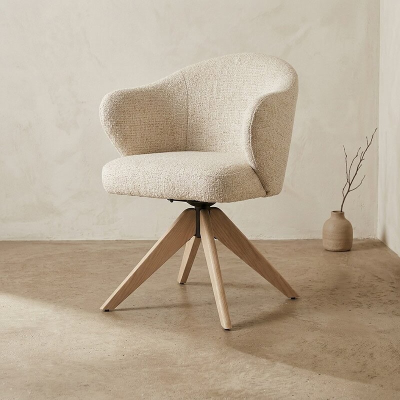 Moderne beige fauteuil met comfortabele bekleding en houten poten, perfect voor een stijlvolle en gezellige zithoek.