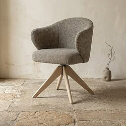 Moderne houten draaistoel met zachte stoffen bekleding, perfect voor een stijlvolle en comfortabele zithoek.