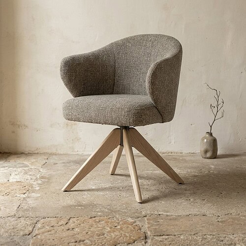 Moderne houten draaistoel met zachte stoffen bekleding, perfect voor een stijlvolle en comfortabele zithoek.