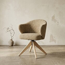 Comfortabele stoffen fauteuil met houten poten, perfect voor een stijlvolle woonkamer of zithoek. Elegant design en hoogwaardige materialen voor optimaal comfort en duurzaamheid.