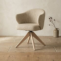 Moderne houten draaistoel met zachte stoffen bekleding, perfect voor een stijlvolle en comfortabele zithoek.