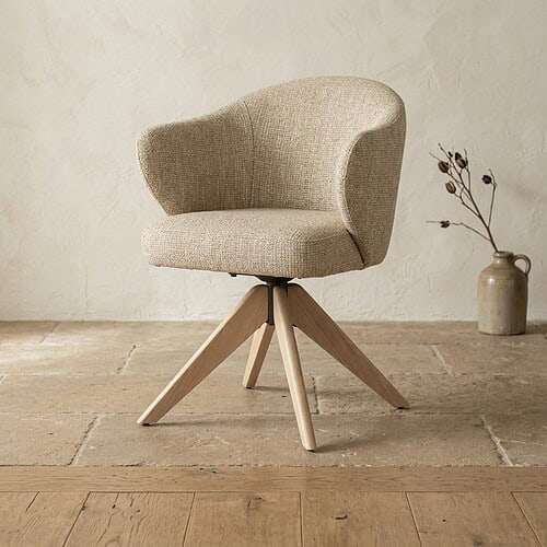 Moderner Drehstuhl aus Holz mit weicher Stoffpolsterung, perfekt für eine stilvolle und bequeme Sitzecke.