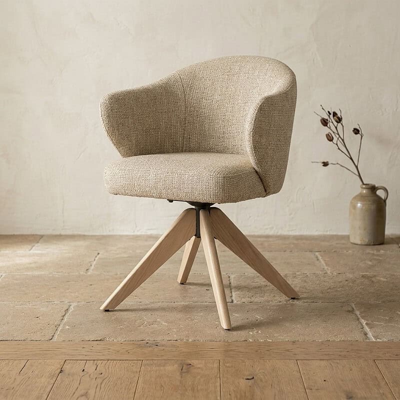 Moderne houten draaistoel met zachte stoffen bekleding, perfect voor een stijlvolle en comfortabele zithoek.