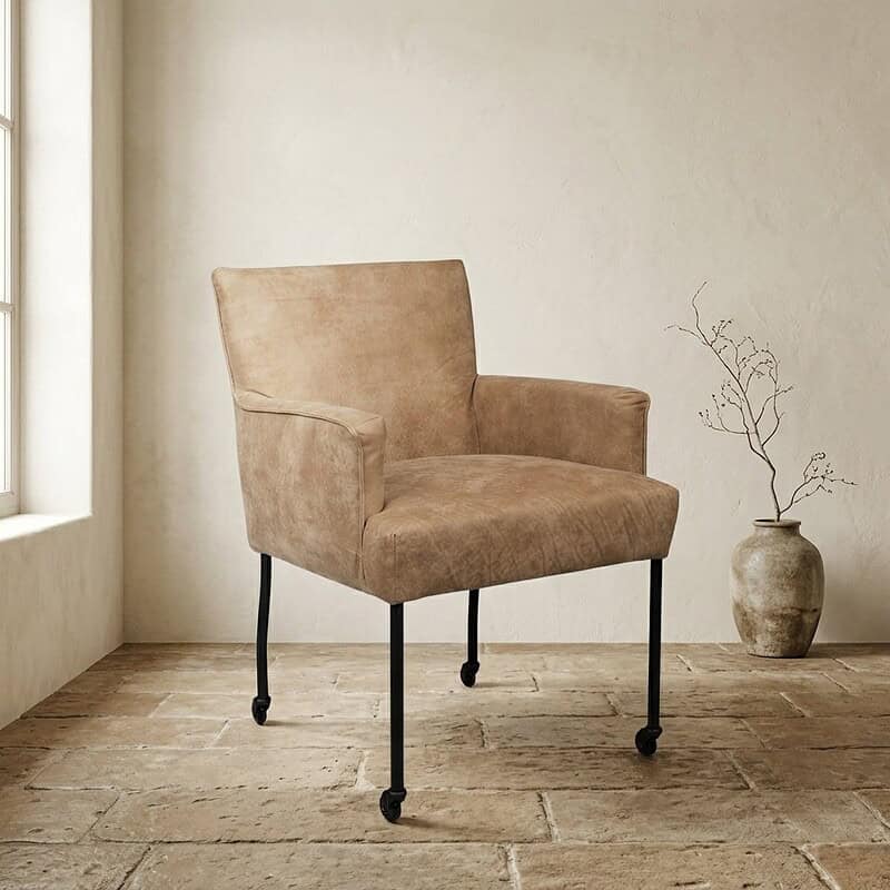 Luxe stoffen fauteuil met metalen poten, perfect voor moderne woonkamers en stijlvolle interieurs. Gemaakt van hoogwaardig materiaal voor comfort en duurzaamheid.