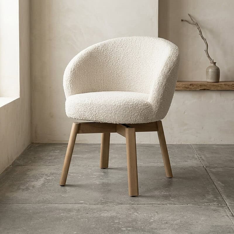 Moderner Stuhl aus Holz und Stoff mit weicher Polsterung in einem minimalistischen Interieur, perfekt für das Wohnzimmer oder das Büro.